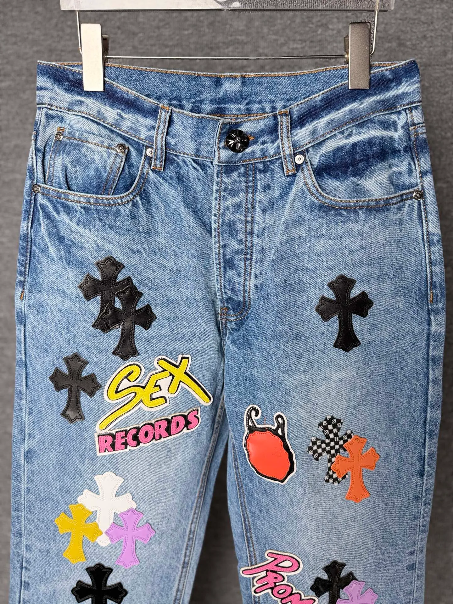 P326 💰 (Heavy Industry Top Version) Chrome Hearts Sex Octopus 🐙Multiple logo elements spliced ​​washed jeans to truly restore the ultimate texture of Vintage. Three-dimensional version. Loose and comfortable, not picky about the figure. Makes taller and slimmer. Factory Seiko. Original factory quality control. Same style for men and women. Can be matched with couples. Versatile recommendation. Must-have jeans for all seasons. Fashionistas have been disappointed. From the quality selection of fabrics, the tailoring of details, and the matching of patterns, they are all impeccable! The upper body is so handsome when worn...it can be easily worn by men, women and children! The craftsmanship is made of heavy-duty washed pure cotton denim fabric. After washing, it is soft and thick and looks very stylish when worn. Color: blue Size: 28-30-32-34-36 (corresponding to S-M-L-XL-XXL)